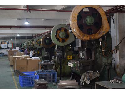 工廠新購置一臺(tái)500T鋁合金壓鑄機(jī)